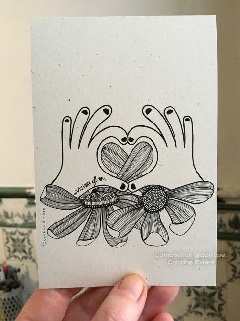 Carte coeur avec les mains, fleurs, poésie