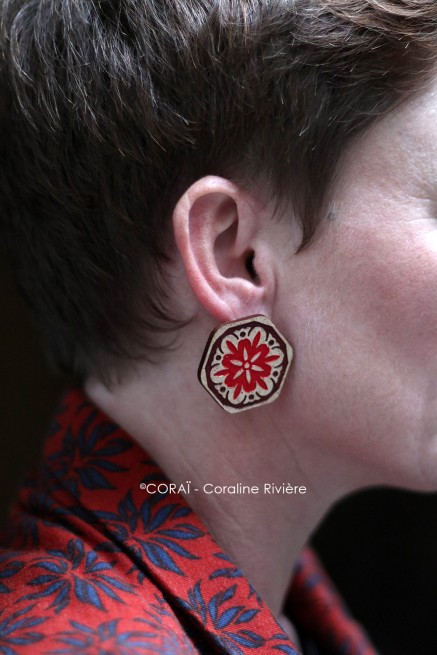 Boucles d'oreilles hexagone rétro rouge et bordeaux