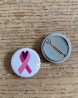 Badge prevention cancer du sein coeur avec les mains