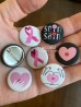 Badge prevention cancer du sein coeur avec les mains