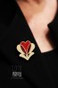 Broche coeur couple qui s'embrasse
