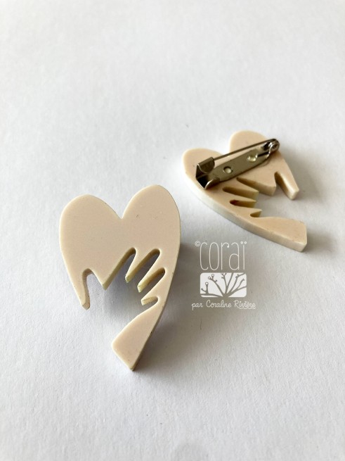 Broche main sur le coeur Broche main sur le coeur