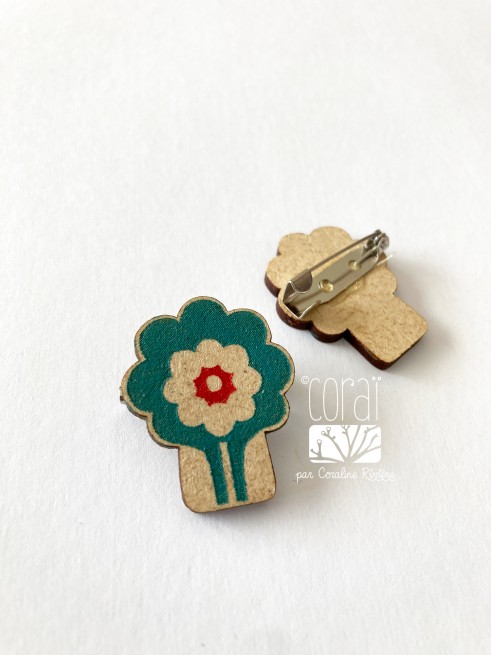 Broche main sur le coeur blanc Broche main sur le coeur blanc