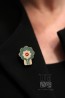 Broche main sur le coeur blanc