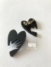 Broche noir main sur le coeur