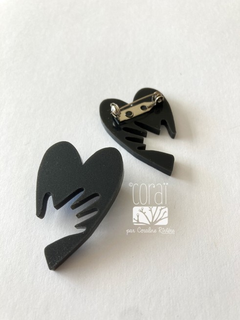 Broche noir main sur le coeur Broche noir main sur le coeur