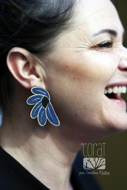 Grosses Boucles d'oreilles fleur bleue Grosses Boucles d'oreilles fleur bleue