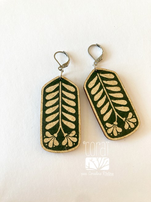 Boucles d'oreilles en bois motif fleuri vert Boucles d'oreilles en bois motif fleuri vert
